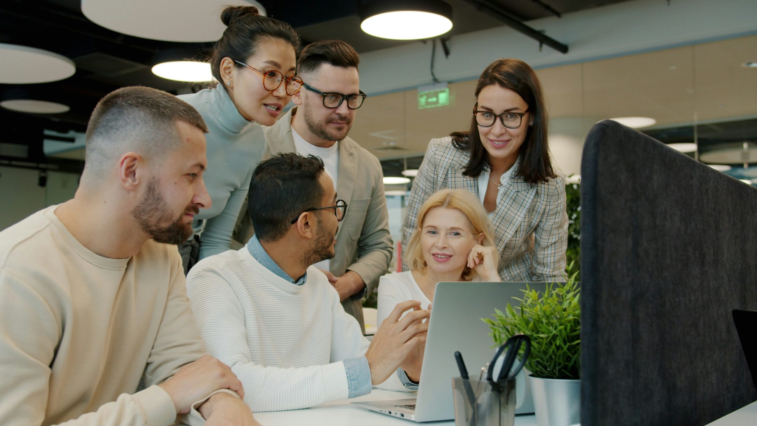Equipo de profesionales colaborando en un espacio de trabajo